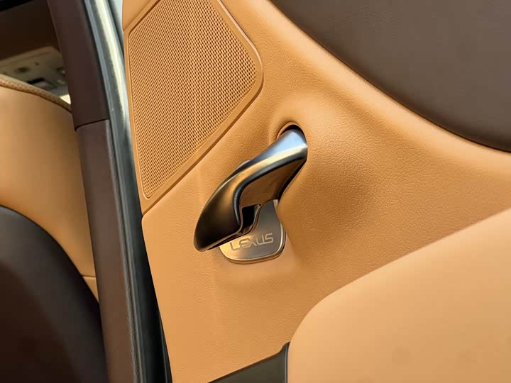 Фото 18 - Lexus ES