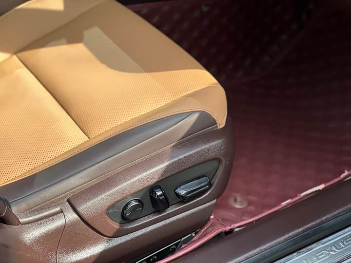 Фото 20 - Lexus ES