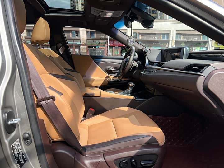 Фото 21 - Lexus ES