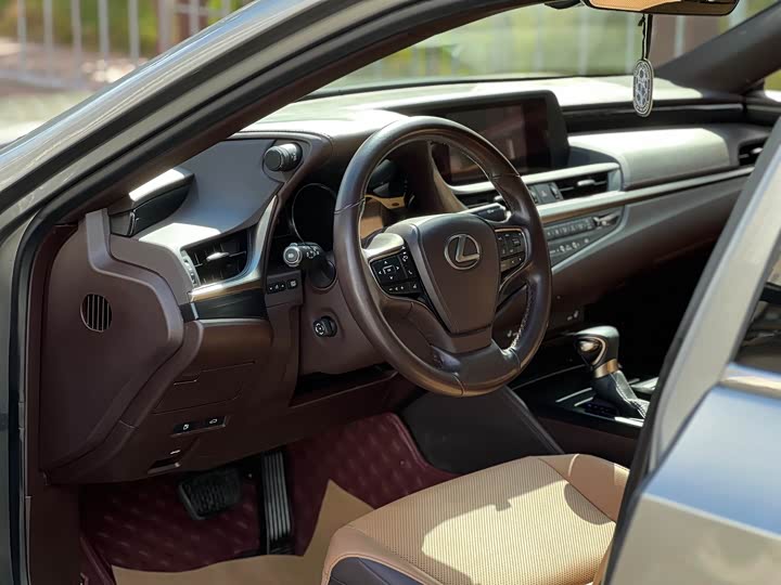 Фото 6 - Lexus ES