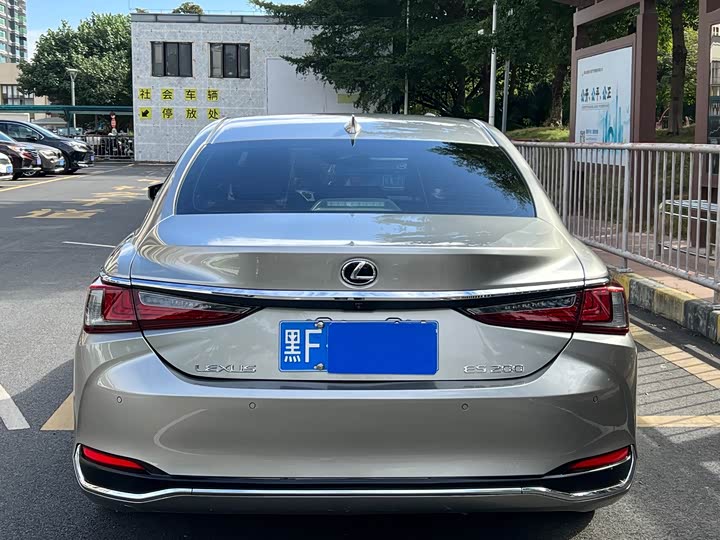 Фото 8 - Lexus ES