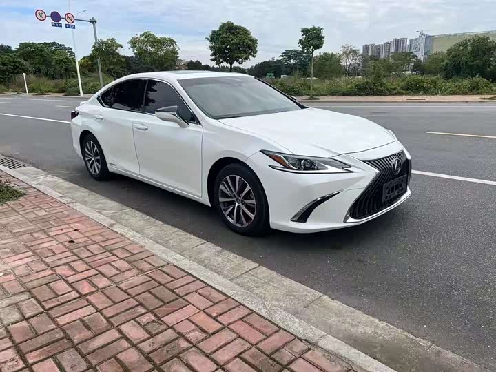 Фото 2 - Lexus ES