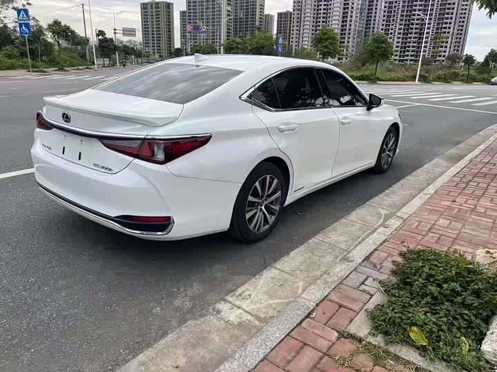 Фото 3 - Lexus ES