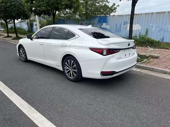 Фото 4 - Lexus ES