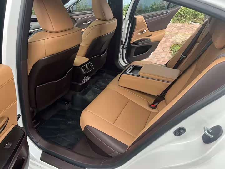 Фото 5 - Lexus ES