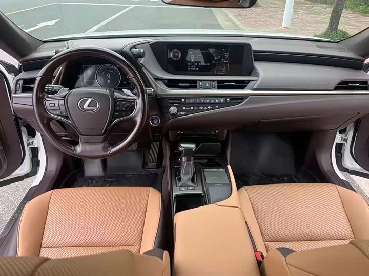Фото 6 - Lexus ES
