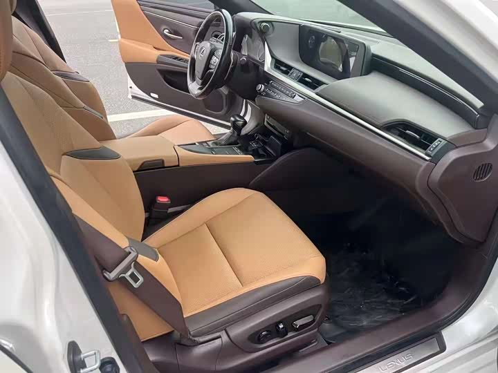 Фото 7 - Lexus ES