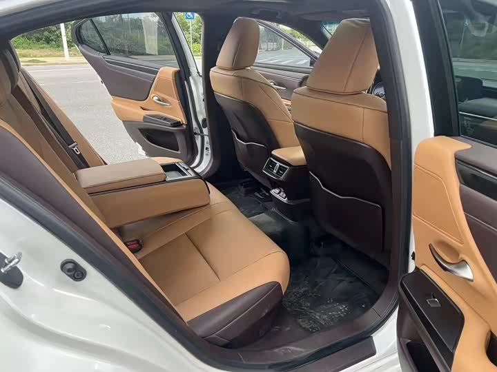 Фото 8 - Lexus ES