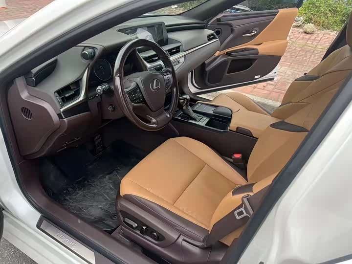 Фото 9 - Lexus ES