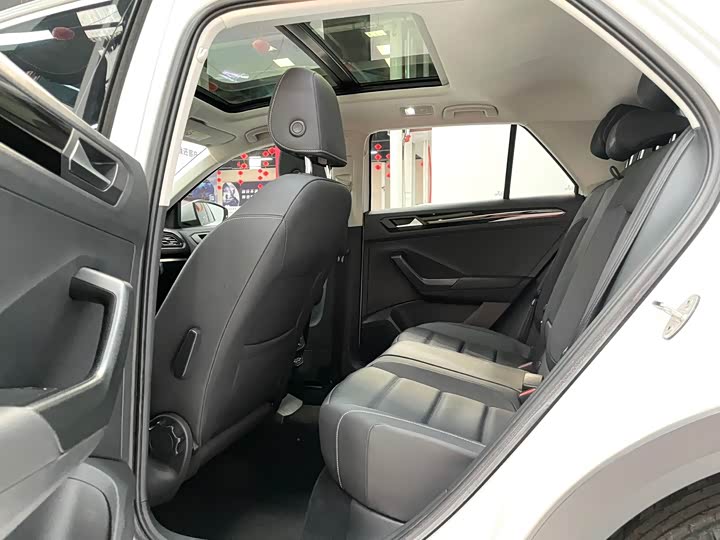 Фото 10 - Volkswagen T-Roc