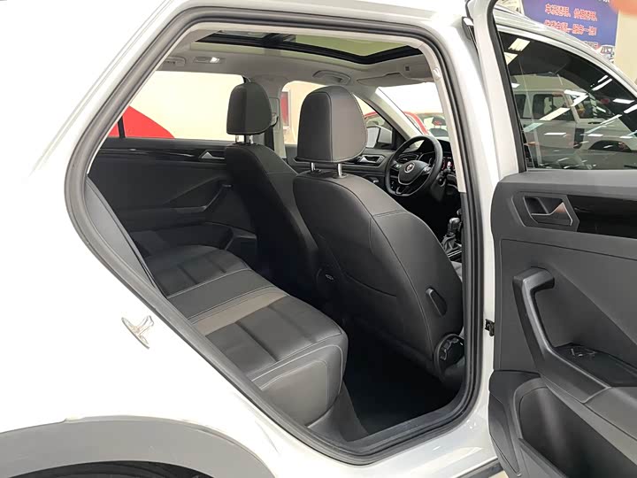 Фото 14 - Volkswagen T-Roc