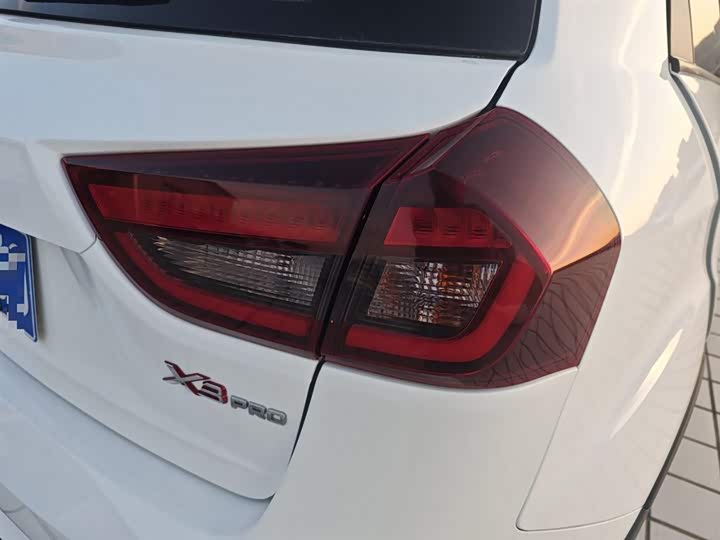 Фото 8 - Geely Vision X3