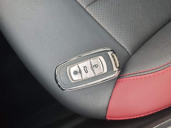 Фото 9 - Geely Vision X3