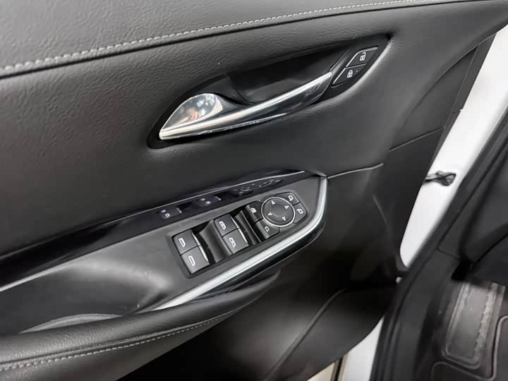 Фото 10 - Cadillac XT4