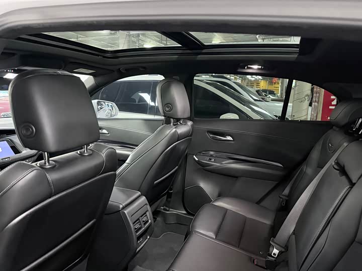 Фото 12 - Cadillac XT4