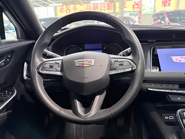 Фото 14 - Cadillac XT4