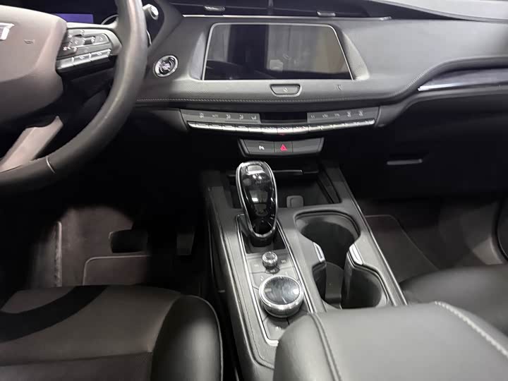 Фото 16 - Cadillac XT4