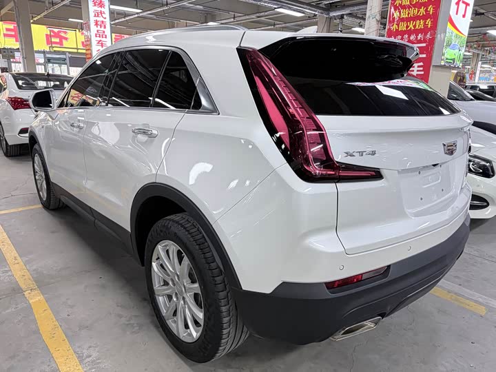 Фото 17 - Cadillac XT4