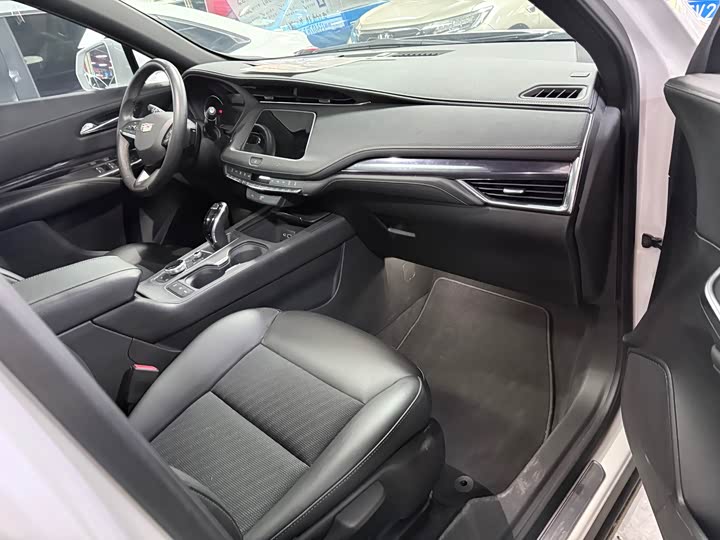 Фото 21 - Cadillac XT4