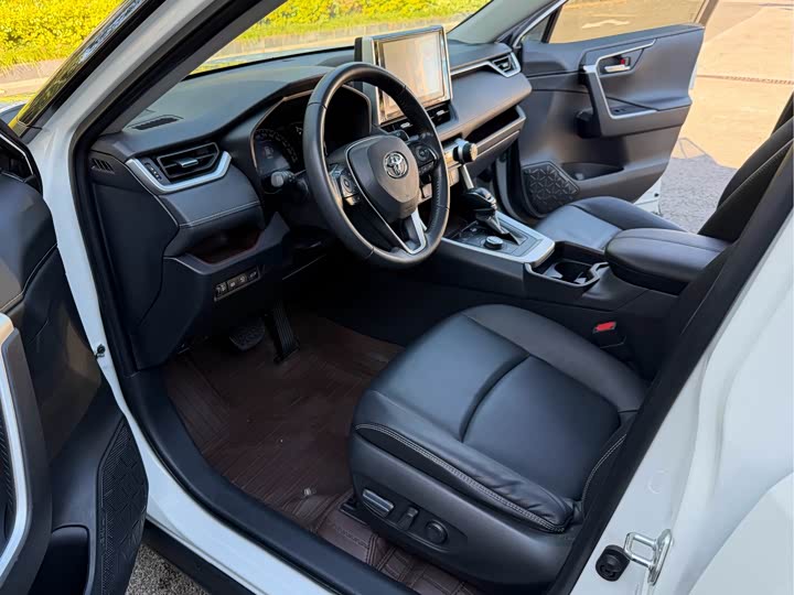 Фото 4 - Toyota RAV4