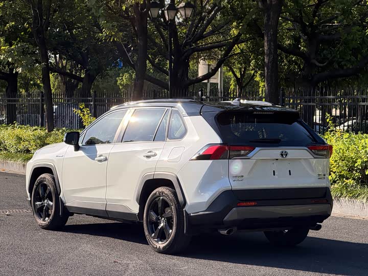 Фото 8 - Toyota RAV4