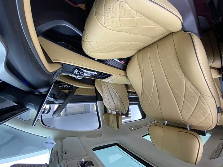 Фото 11 - Denza D9