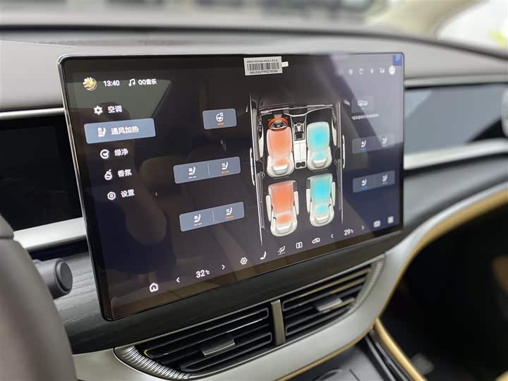 Фото 19 - Denza D9