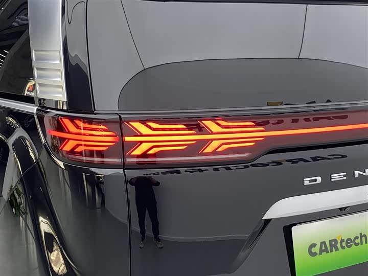 Фото 35 - Denza D9