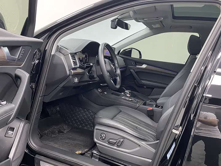 Фото 11 - Audi Q5L