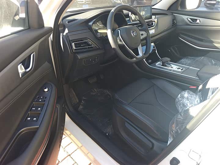 Фото 15 - Changan CS75