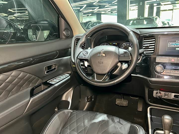 Фото 27 - Mitsubishi Outlander