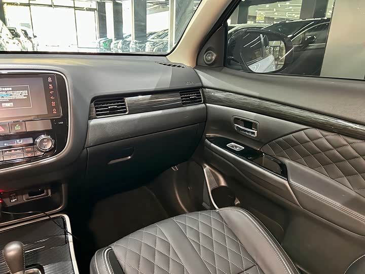 Фото 28 - Mitsubishi Outlander