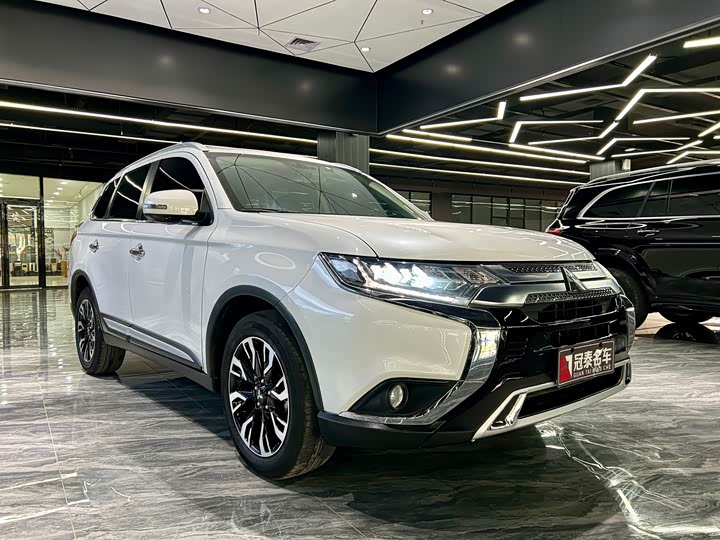 Фото 3 - Mitsubishi Outlander