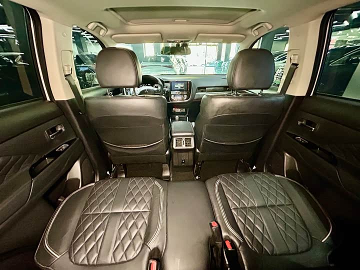 Фото 30 - Mitsubishi Outlander