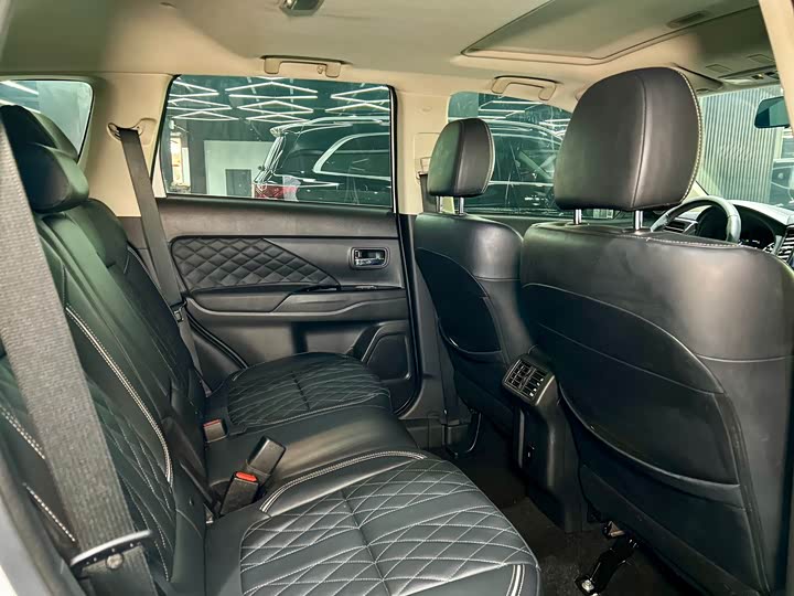 Фото 33 - Mitsubishi Outlander