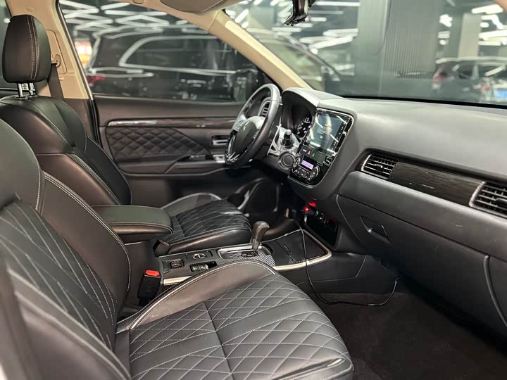 Фото 34 - Mitsubishi Outlander