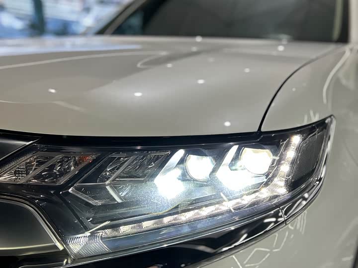 Фото 35 - Mitsubishi Outlander