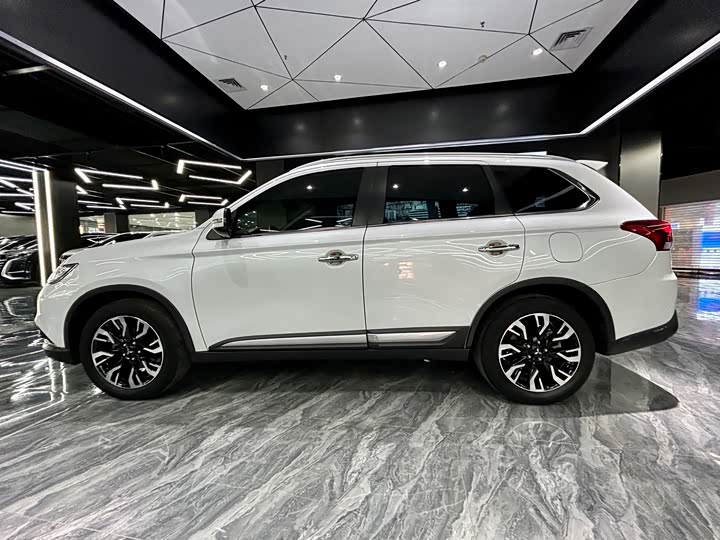 Фото 8 - Mitsubishi Outlander