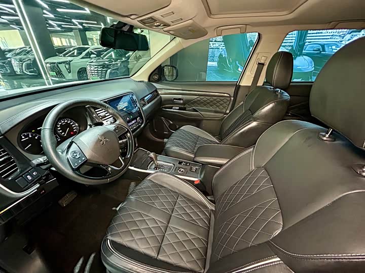 Фото 9 - Mitsubishi Outlander