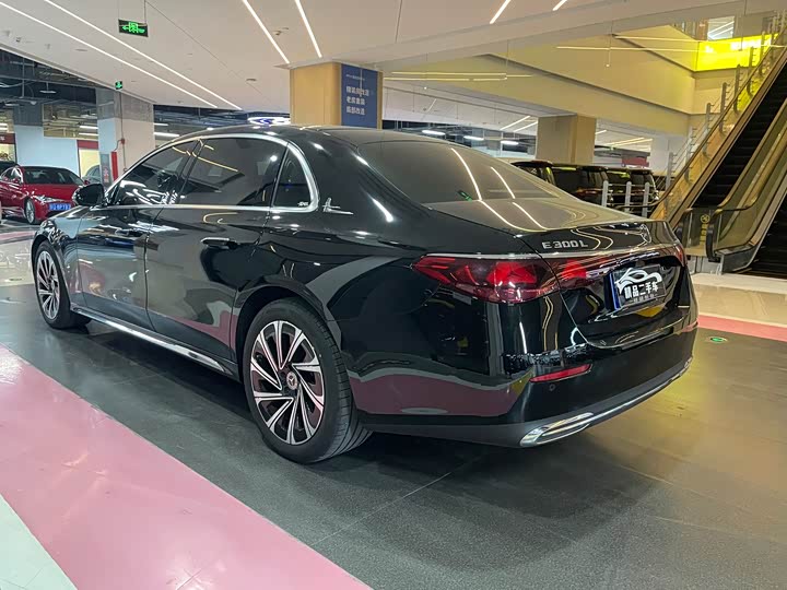 Фото 19 - Mercedes-Benz E-Class