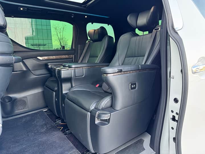 Фото 11 - Toyota Alphard