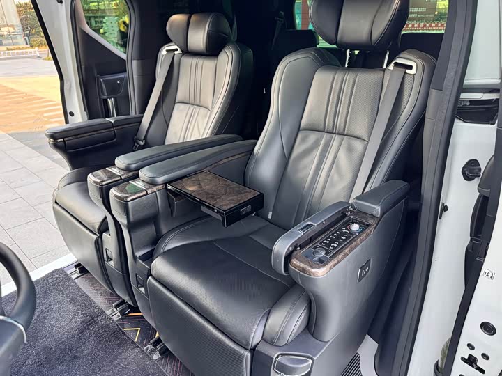 Фото 13 - Toyota Alphard