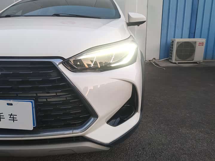 Фото 3 - Toyota Yaris L Hatchback