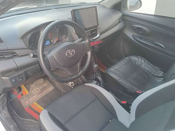 Фото 6 - Toyota Yaris L Hatchback