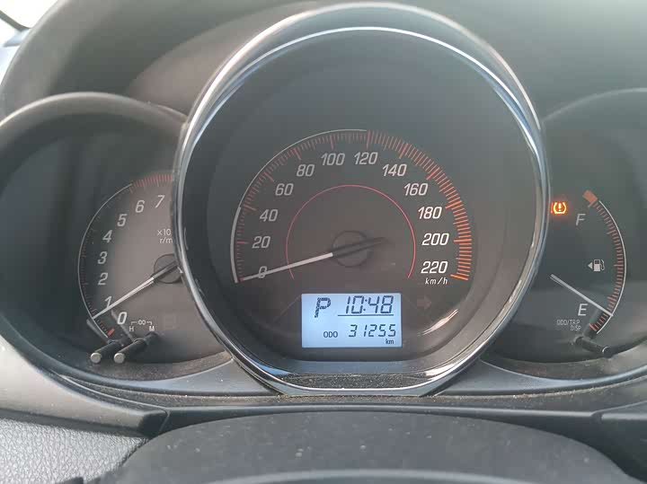 Фото 8 - Toyota Yaris L Hatchback