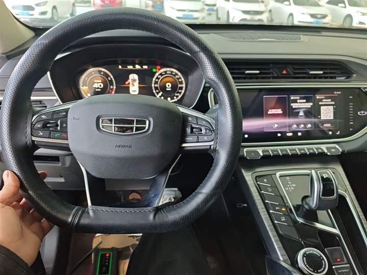 Фото 10 - Geely Atlas