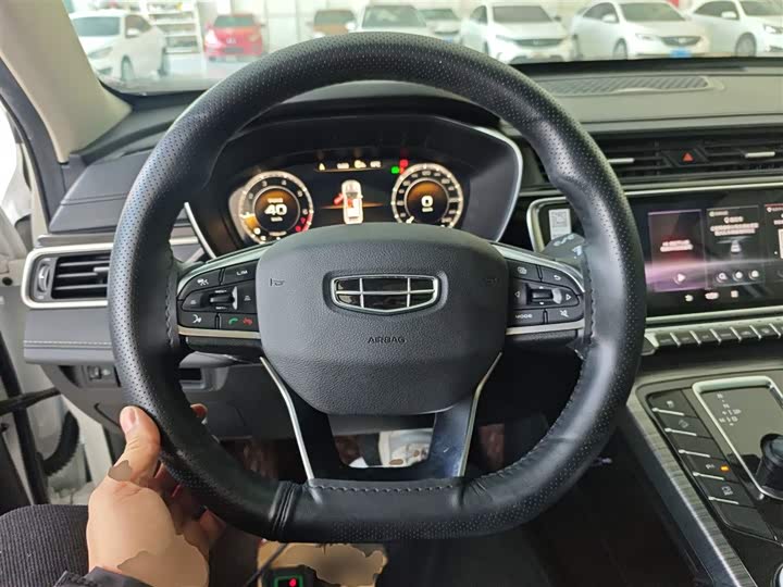 Фото 11 - Geely Atlas