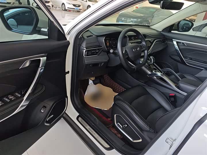 Фото 16 - Geely Atlas