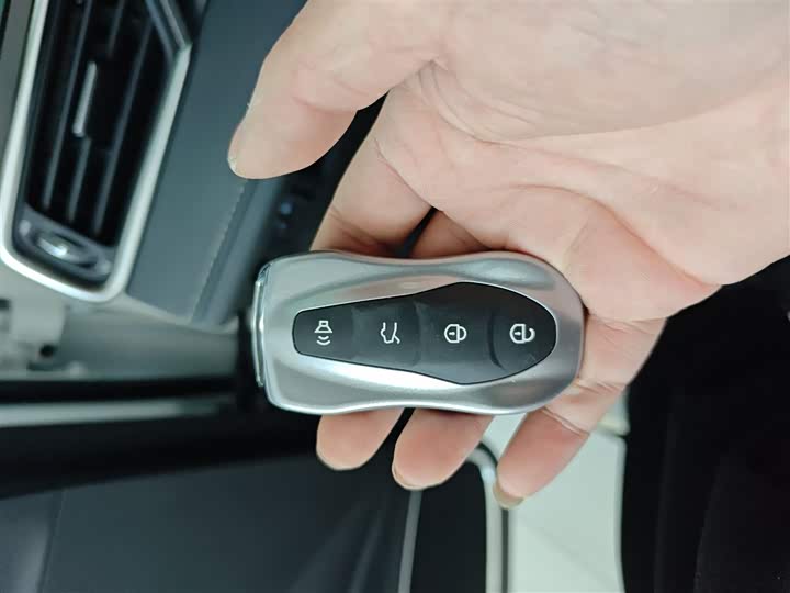 Фото 9 - Geely Atlas