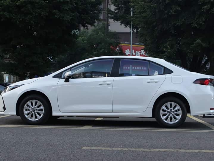 Фото 4 - Toyota Corolla